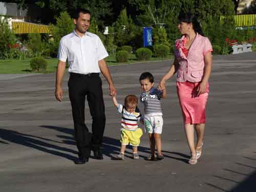 Келажакни ким тарбиялайди?