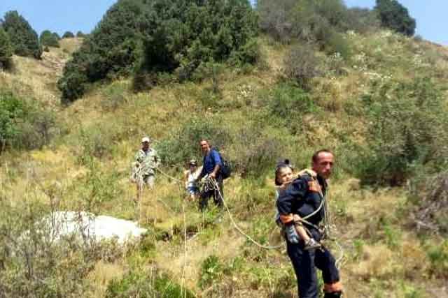 Чимёнда адашиб қолган оилага ёрдам берилди