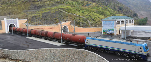 Тоғ тагидан юк поезди ўтмоқда