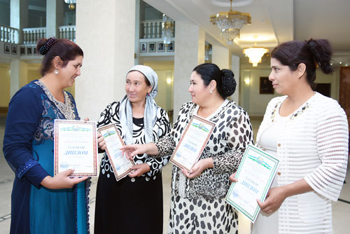 Ободликка ҳисса қўшаётган аёллар тақдирланди