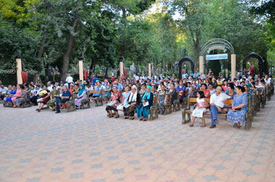 Дам олувчилар даврасида