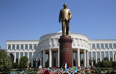 ТОШКЕНТДА ЎЗБЕКИСТОН РЕСПУБЛИКАСИНИНГ БИРИНЧИ ПРЕЗИДЕНТИ ИСЛОМ КАРИМОВ ҲАЙКАЛИ ОЧИЛДИ