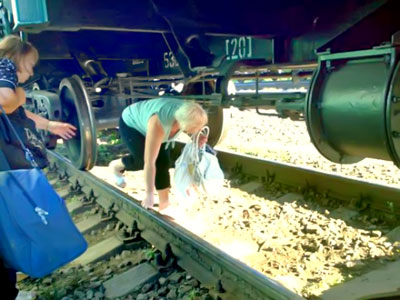 ВАГОН  ОСТИДАН  ЎТАЁТГАНЛАР