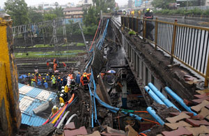 Мумбайда пиёдалар кўприги қулаб тушди