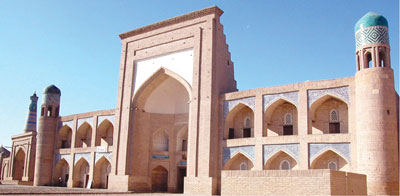 Мадраса қуми туяларда ташилган