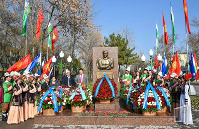 Адиб тимсолида бутун қирғиз халқига ҳурмат намоён