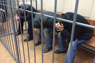 Ўсмир қўлидаги беш қути наша