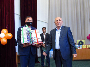 ҲОКИМ МАКТАБЛАРГА 100 млн. СЎМЛИК КИТОБ СОВҒА ҚИЛДИ