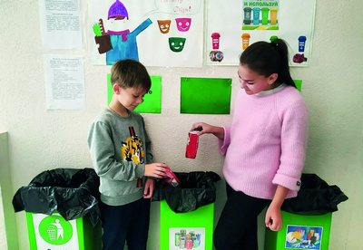 Парта остидаги  чиқиндилар