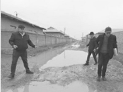 Бирига тикув машинаси,  бирисига ногиронлик аравачаси