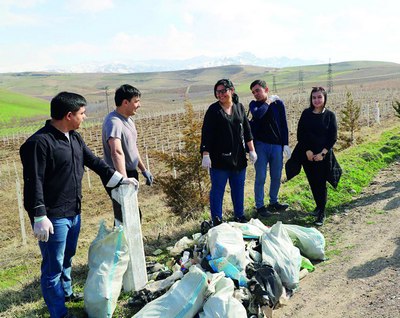Кимлардир ётволиб улоқтирган чиқиндини  табиатсеварлар югуриб териб чиқишди