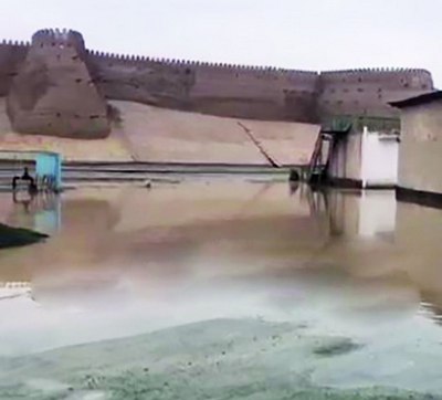 Ёмғирларда  ивиган шаҳар