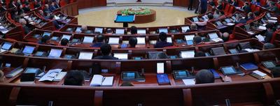 Депутатлар 2025 йилги  Давлат бюджетини кўриб чиқди