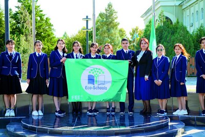 Она  табиатга  меҳр бераётган  митти қалблар