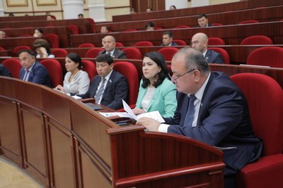 Парламент қонунларнинг  қатъий ижросини ҳам сўрайди